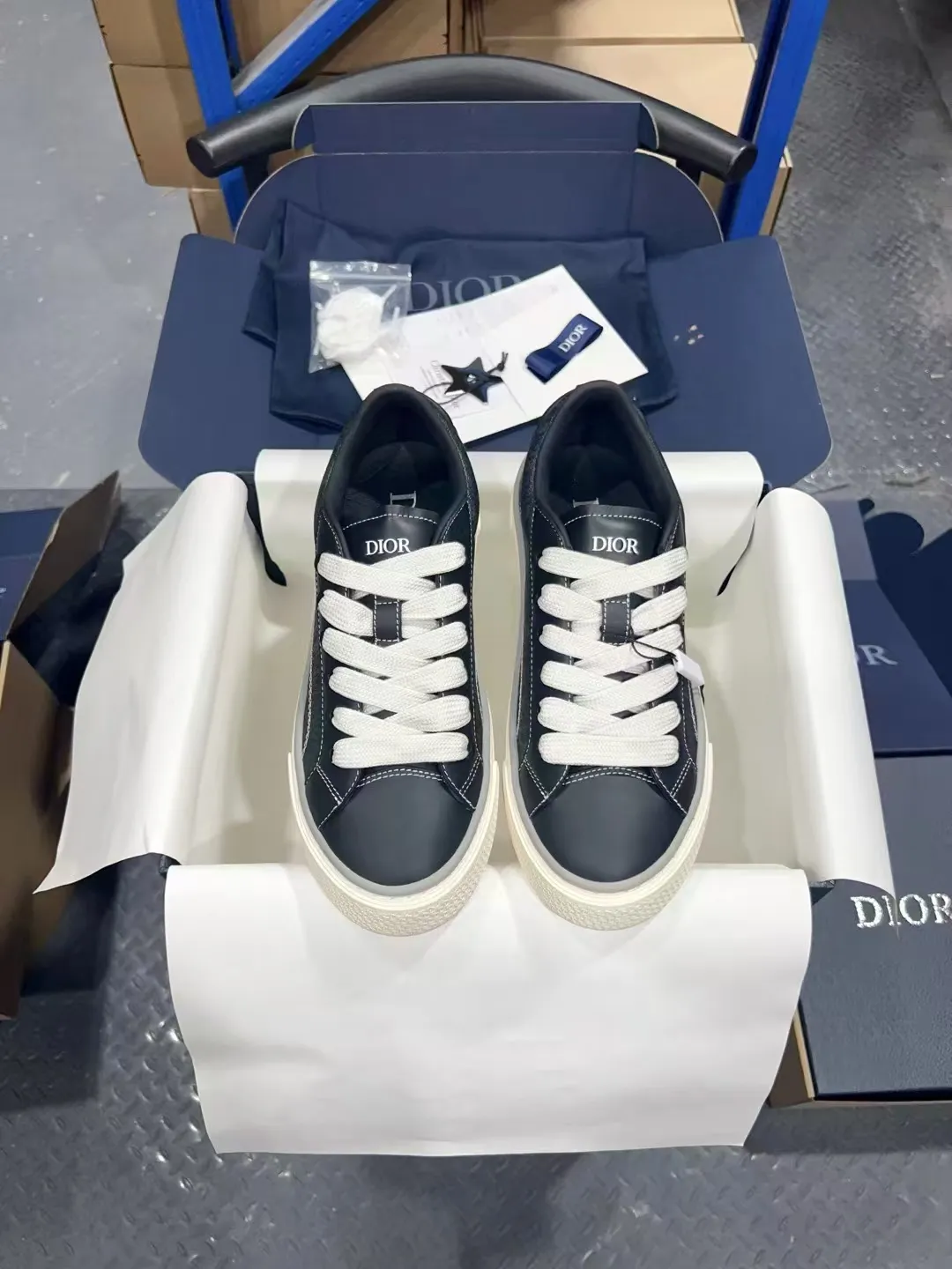 👟👟Ex-factory price 560👟👟 𝐃𝐢𝐨𝐫 𝐱 𝐒𝐭𝐨𝐧𝐞 𝐈𝐬𝐥𝐚𝐧𝐝 𝐁𝟯𝟯 Dior co-branded Stone Island new casual sports shoes Skateboard shoes 111111111 This B33 sneaker comes from the DIOR AND STONE ISLAND limited series. It is a new interpretation of the classic tennis shoe. The fashionable silhouette highlights the heavy texture. The black-dyed cotton has a delicate wash and soft texture, and is finished with the classic Oblique print on the sides, paying homage to the exceptional craftsmanship of the exclusive collaboration. The tongue is embossed with the Dior signature, while cannage panels on the front, DIOR AND STONE ISLAND signature on the back and insole. The rubber outsole features the Dior Oblique pattern, while a contrasting Dior 30 Avenue Montaigne signature on the rear adds style. It can add a modern touch to various casual looks, and can also be matched with other DIOR AND STONE ISLAND items. Exquisite packaging at the delivery counter🛍📦 Customized cowhide material, sheepskin lining, original molded outsole Size: 35-45